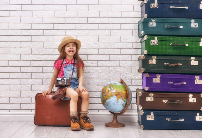 坐在箱子上快乐的孩子