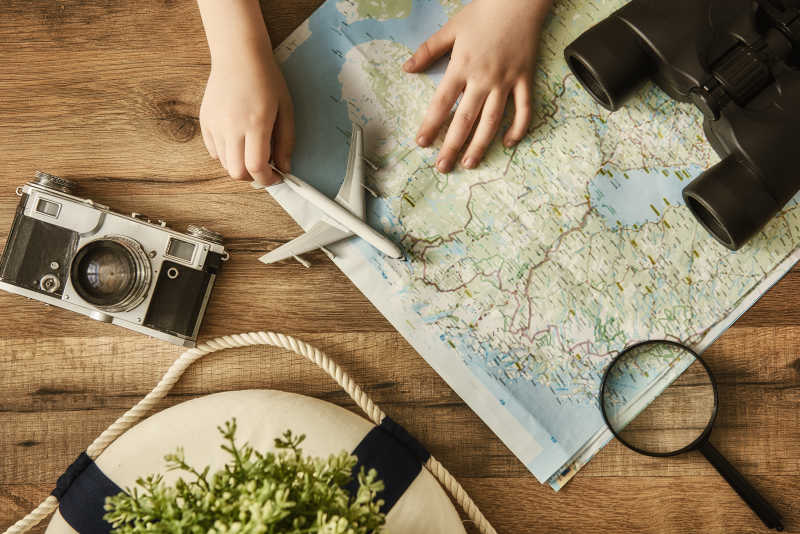 飞机模型在地图上方