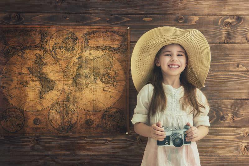 木质背景下快乐的女孩