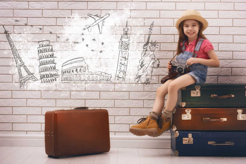 手拿相机准备去旅行的女孩