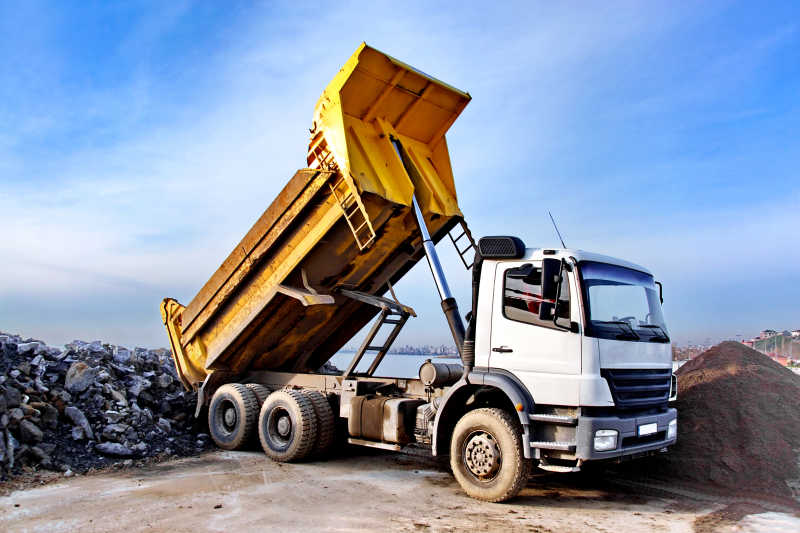 自卸車,又稱翻斗車,是指通過液壓或機械舉升而自行卸載貨物的車輛.