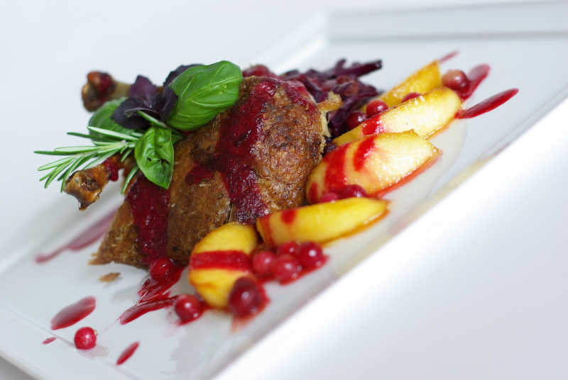 白色餐盘里的烤肉