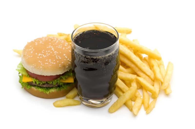 白色背景下的炸薯条汉堡包可乐套餐