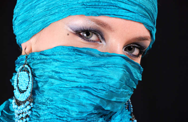 蓝头巾的女人图片