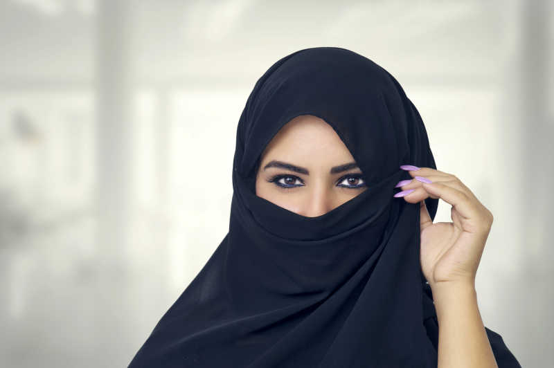 美丽的穆斯林女孩穿罩袍的特写