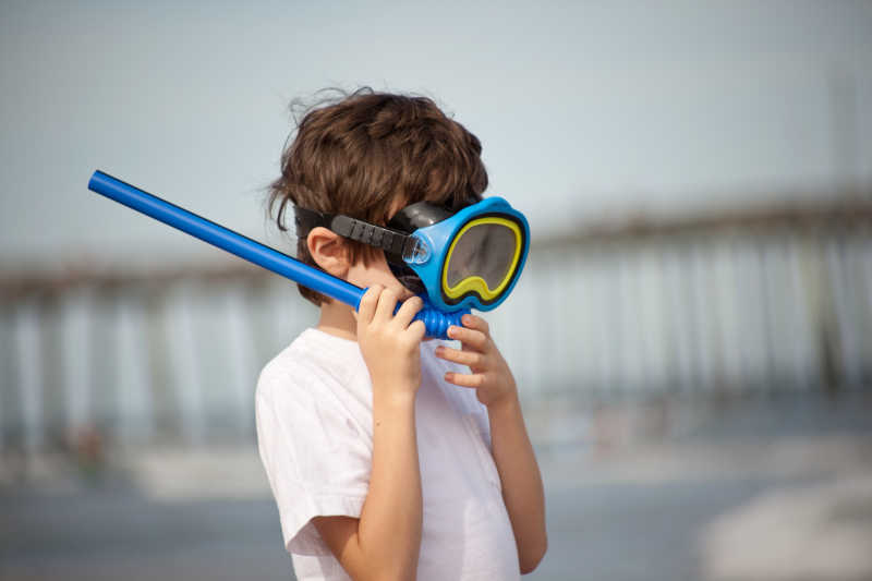 准备去潜水的小孩