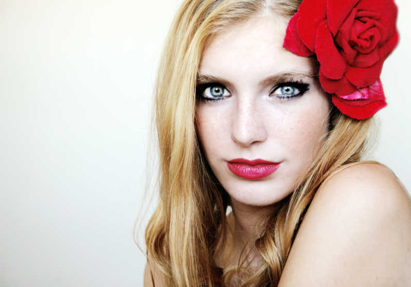 带着红色玫瑰花头饰的白人美女