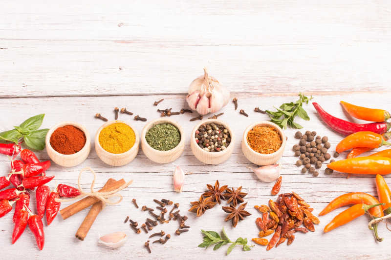 白色木制背景下的各种香料