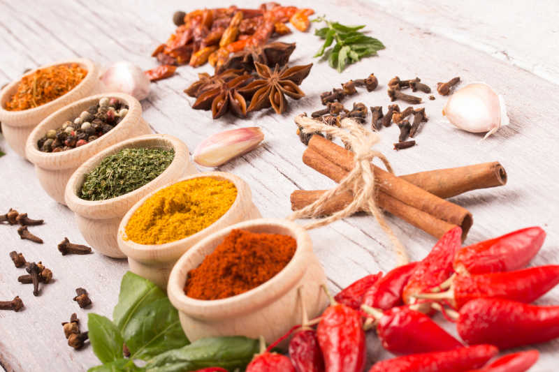 木制餐桌上五颜六色的佐料