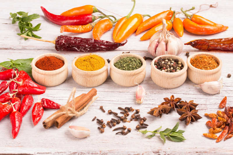 餐桌上的各种香料