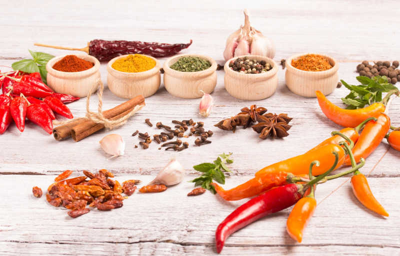 木制餐桌上的各种香料