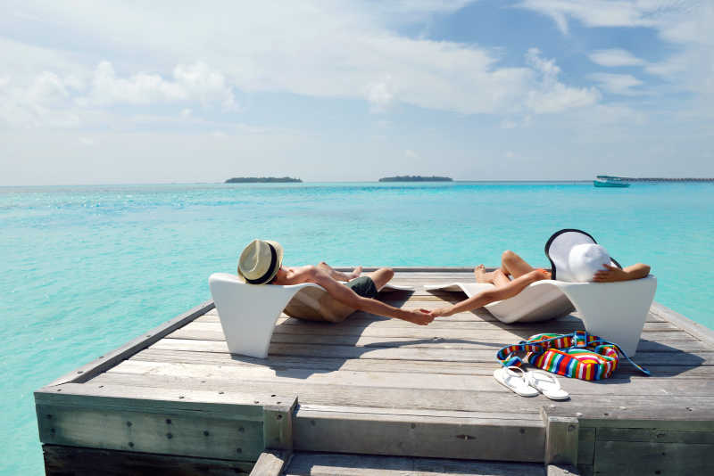 夫妻在享受日光浴