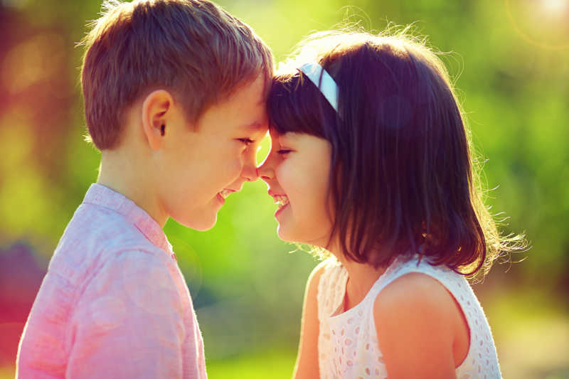 可爱的快乐孩子们的友谊