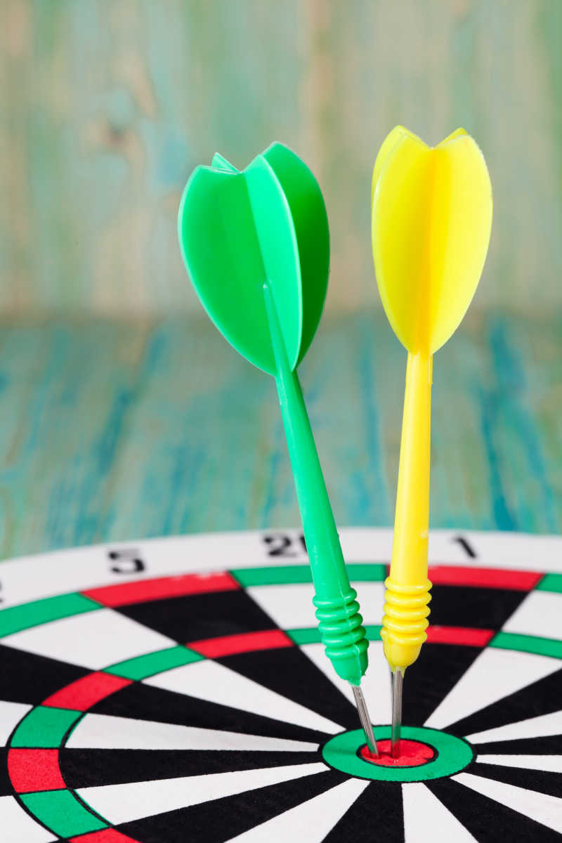 两种颜色的飞镖