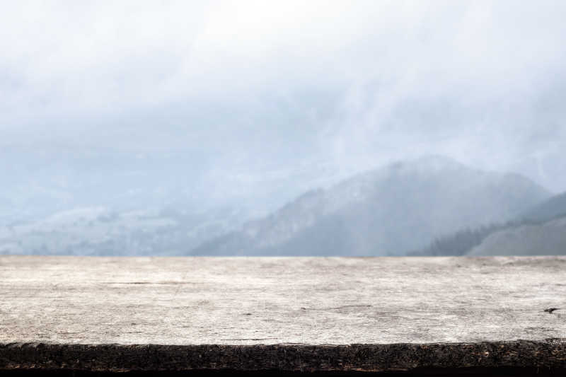 云雾山峦背景前的书桌