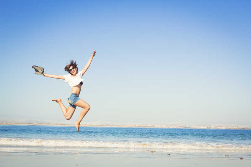 跳跃的海边的女孩