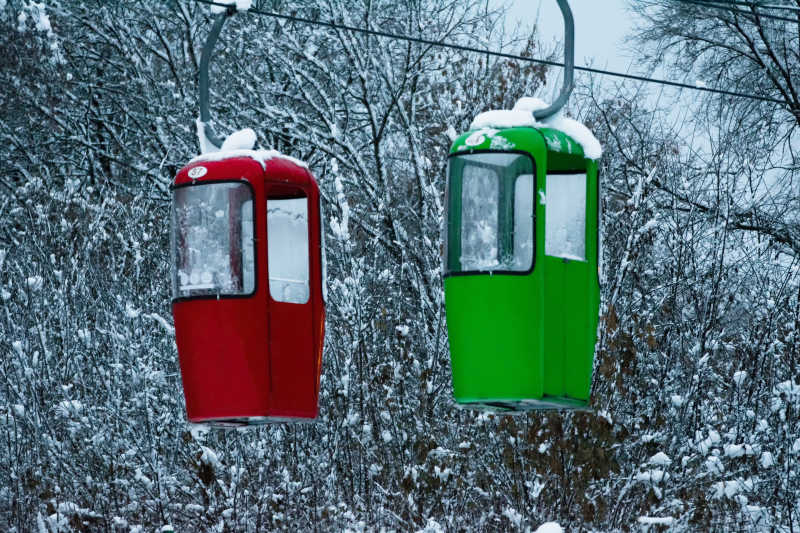 雪山中无人的缆车