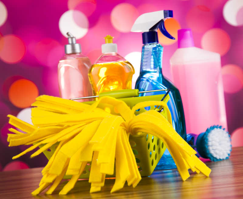 摆放在桌子上的清洁用品