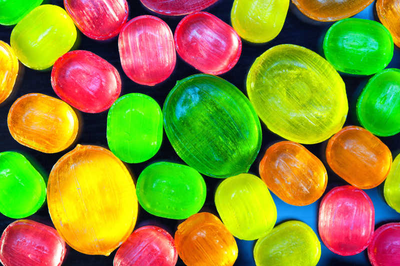 颜色清澈透底的彩色糖果