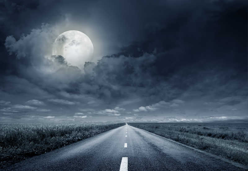 月光下的公路
