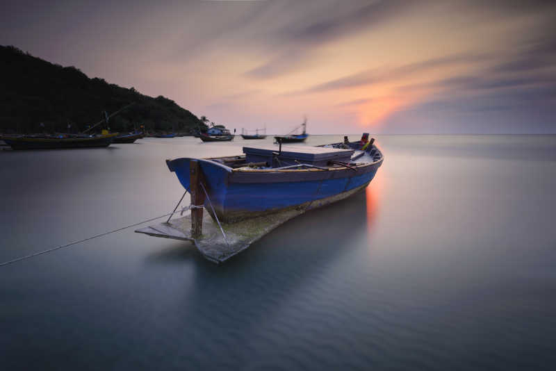 在日落时海上的船只