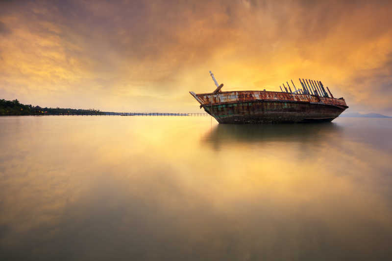 老式的被遗弃的沉船