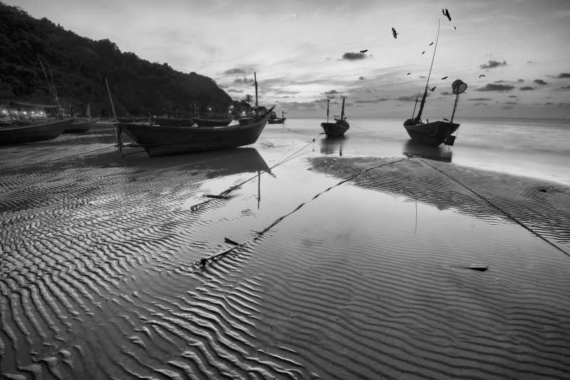 海滩上的老渔船