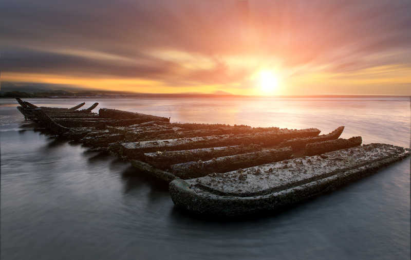 日落时海滩上的沉船