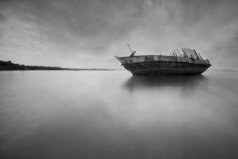 海滩上的老式渔船