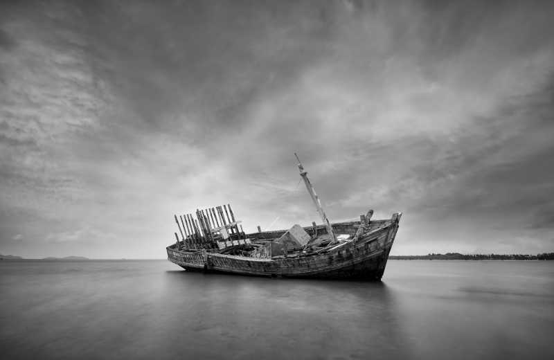 老式的被遗弃的船