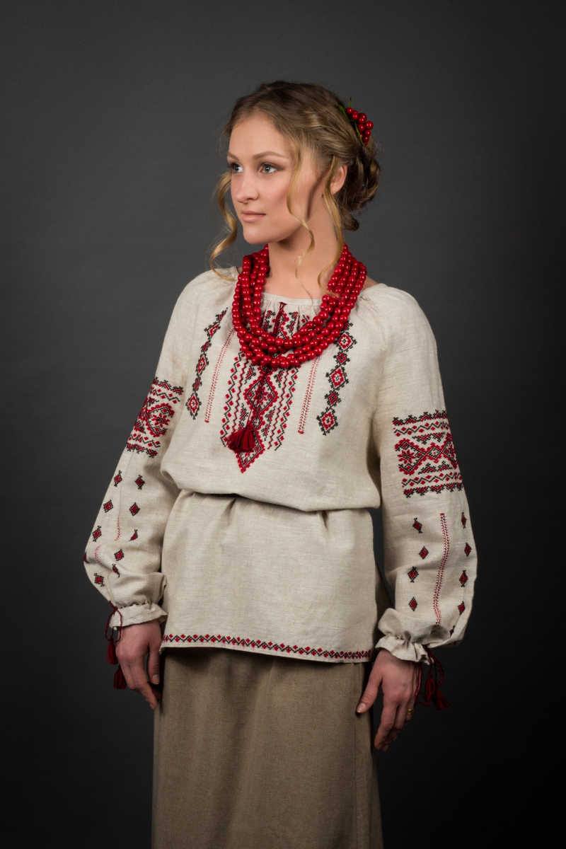 灰色背景下可爱的乌克兰美女