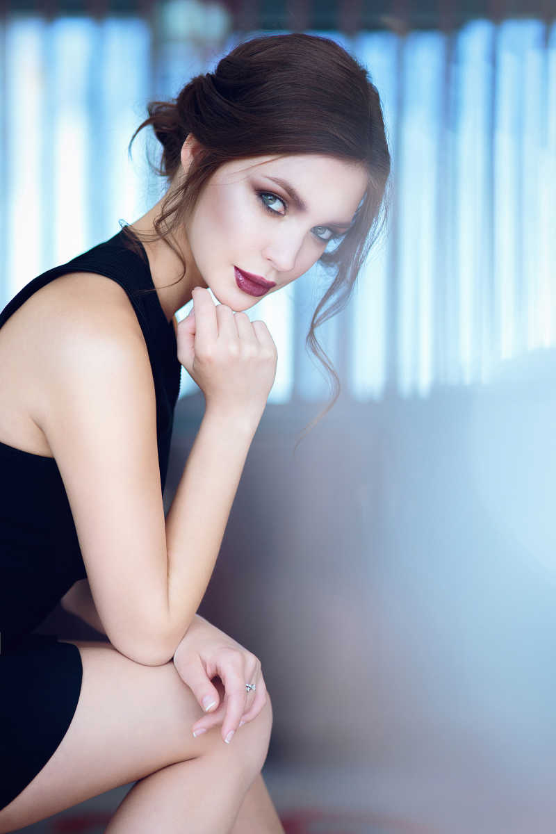 穿着黑色晚礼服的年轻美女