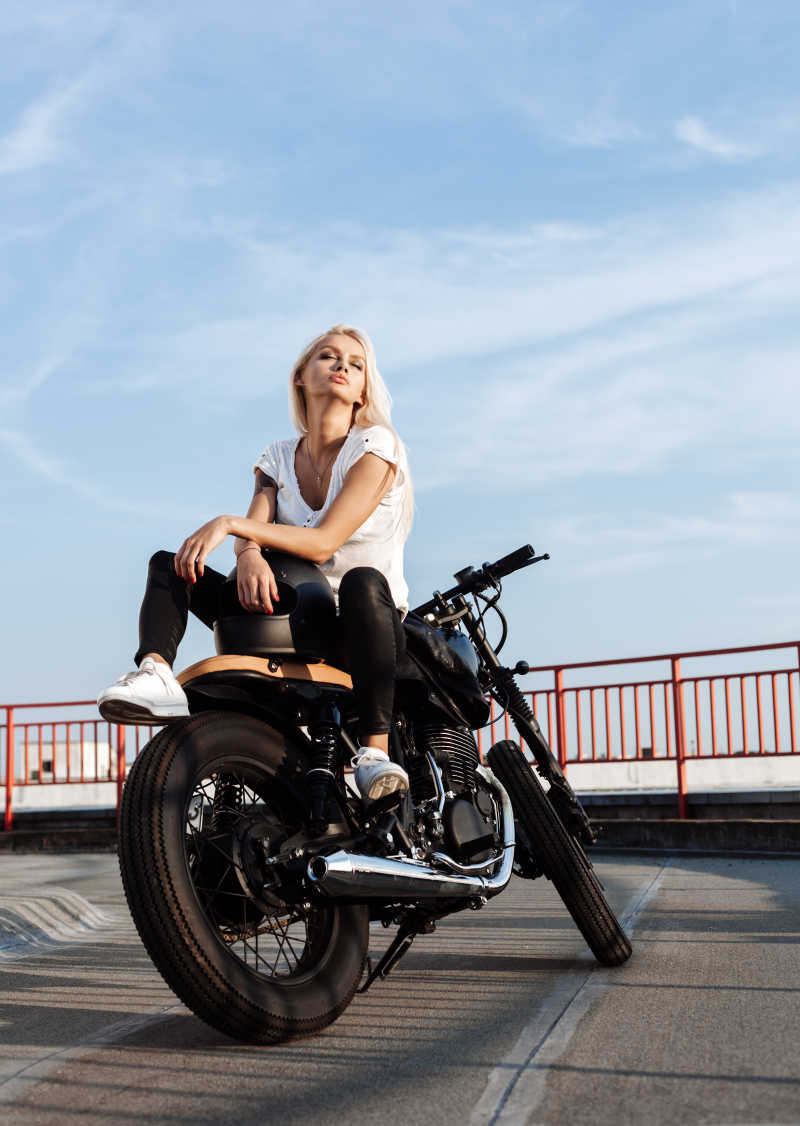 时尚女性骑摩托车的女孩