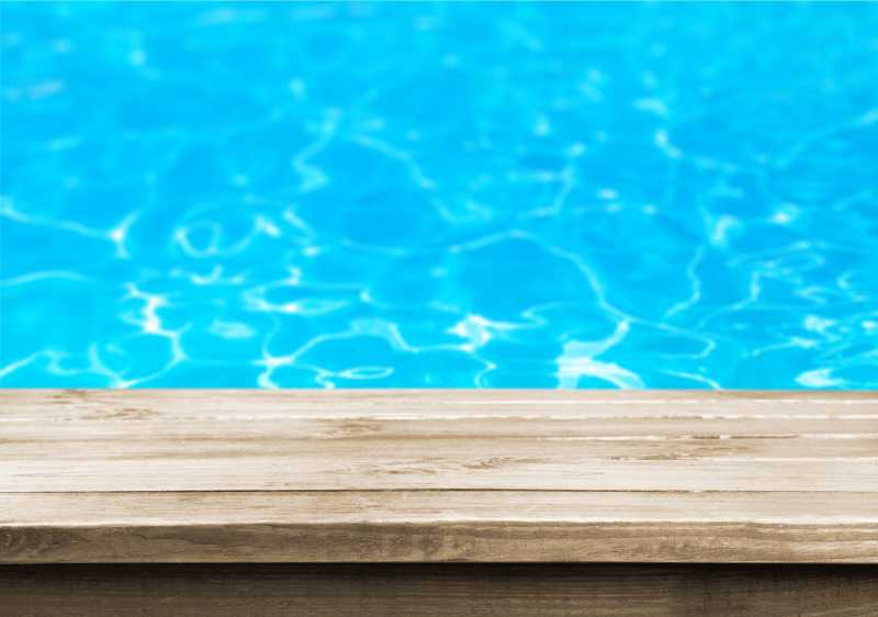 蓝色海水背景前的木桌