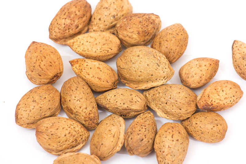 一堆未剥壳的杏仁