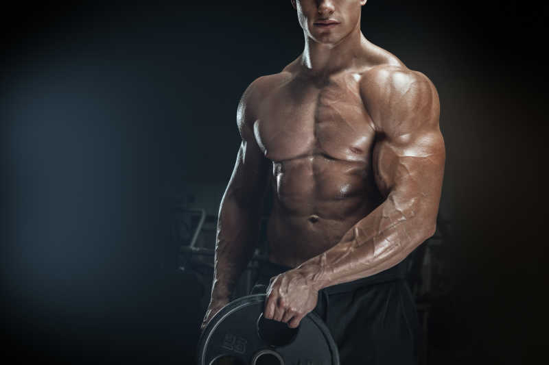 健美运动员准备用杠铃做练习