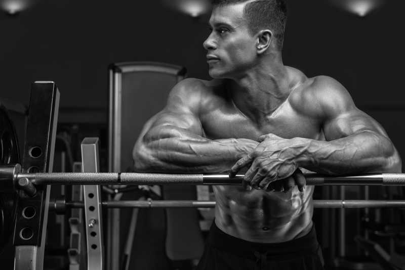 肌肉健美的人准备在健身房用杠铃练习