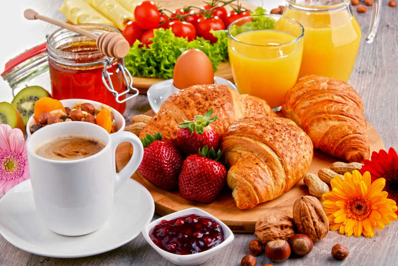 有面包和饮料与咖啡的均衡的营养早餐