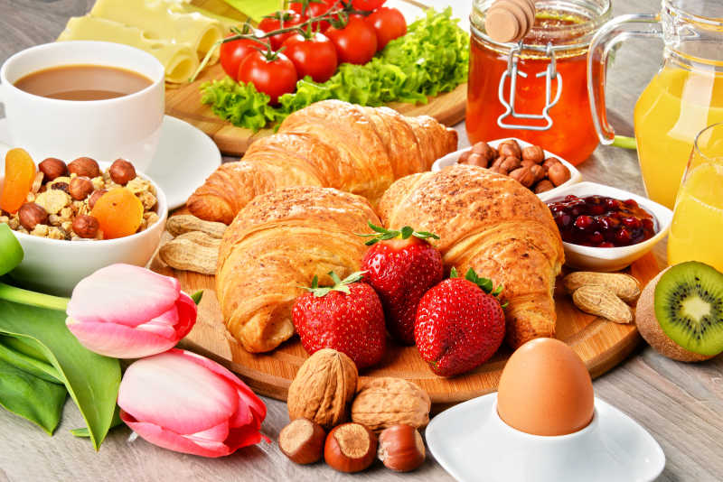 面包与咖啡和水果的健康的营养早餐