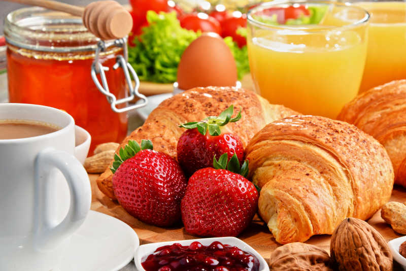 面包与咖啡和橙汁的均衡的营养早餐