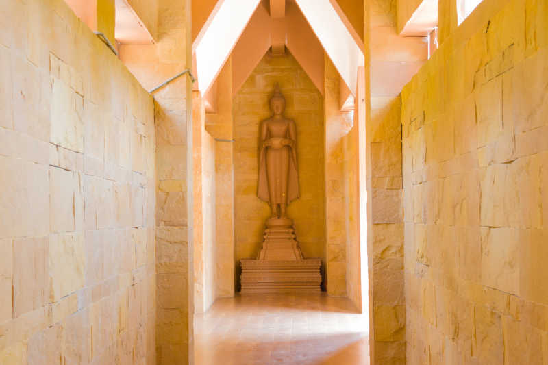 有吸引力的砂岩寺的砂岩佛像