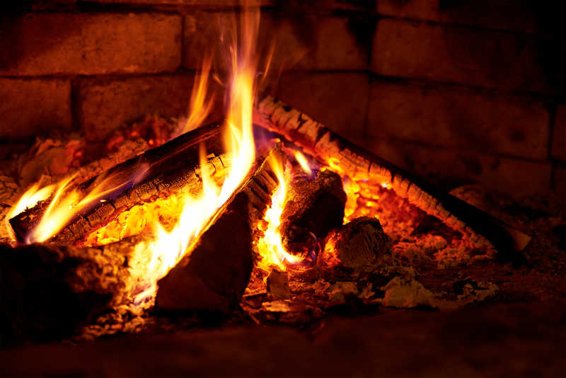 壁炉中快要烧完的木炭