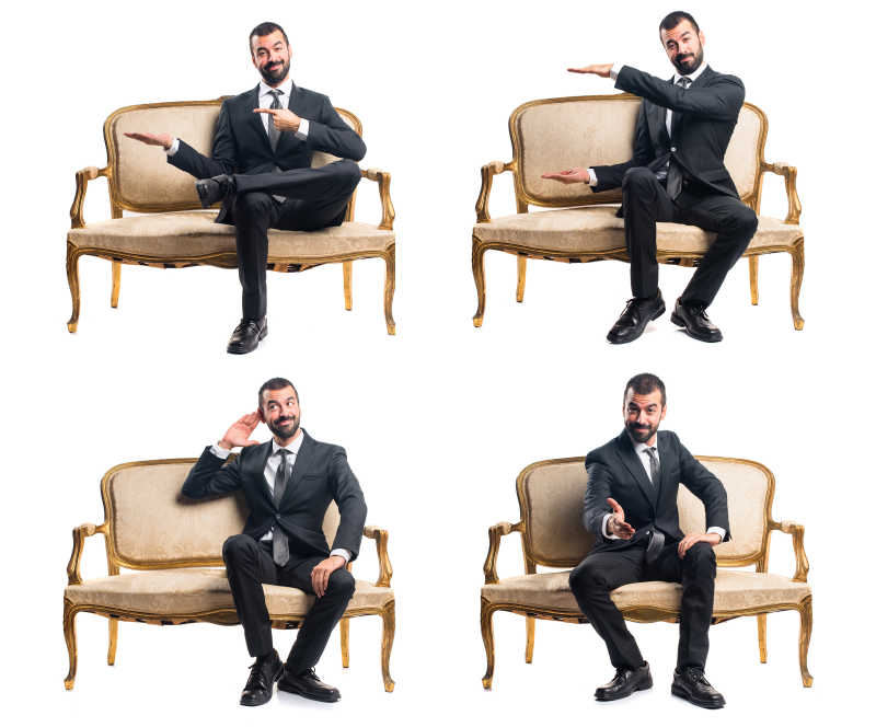 坐在扶手椅上的男人做着可爱的手势