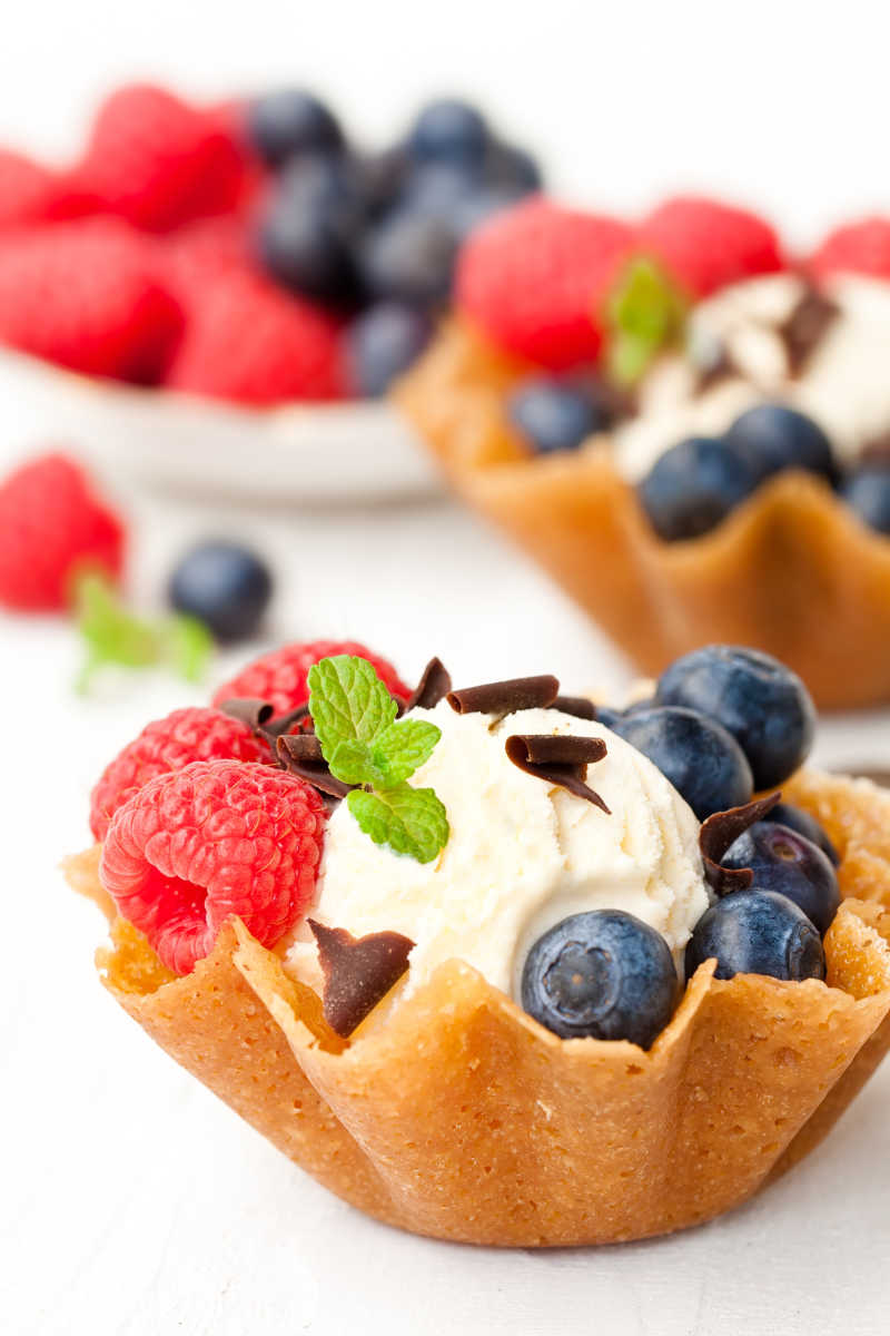 白兰地用柔软的奶油干酪和浆果把篮子打碎