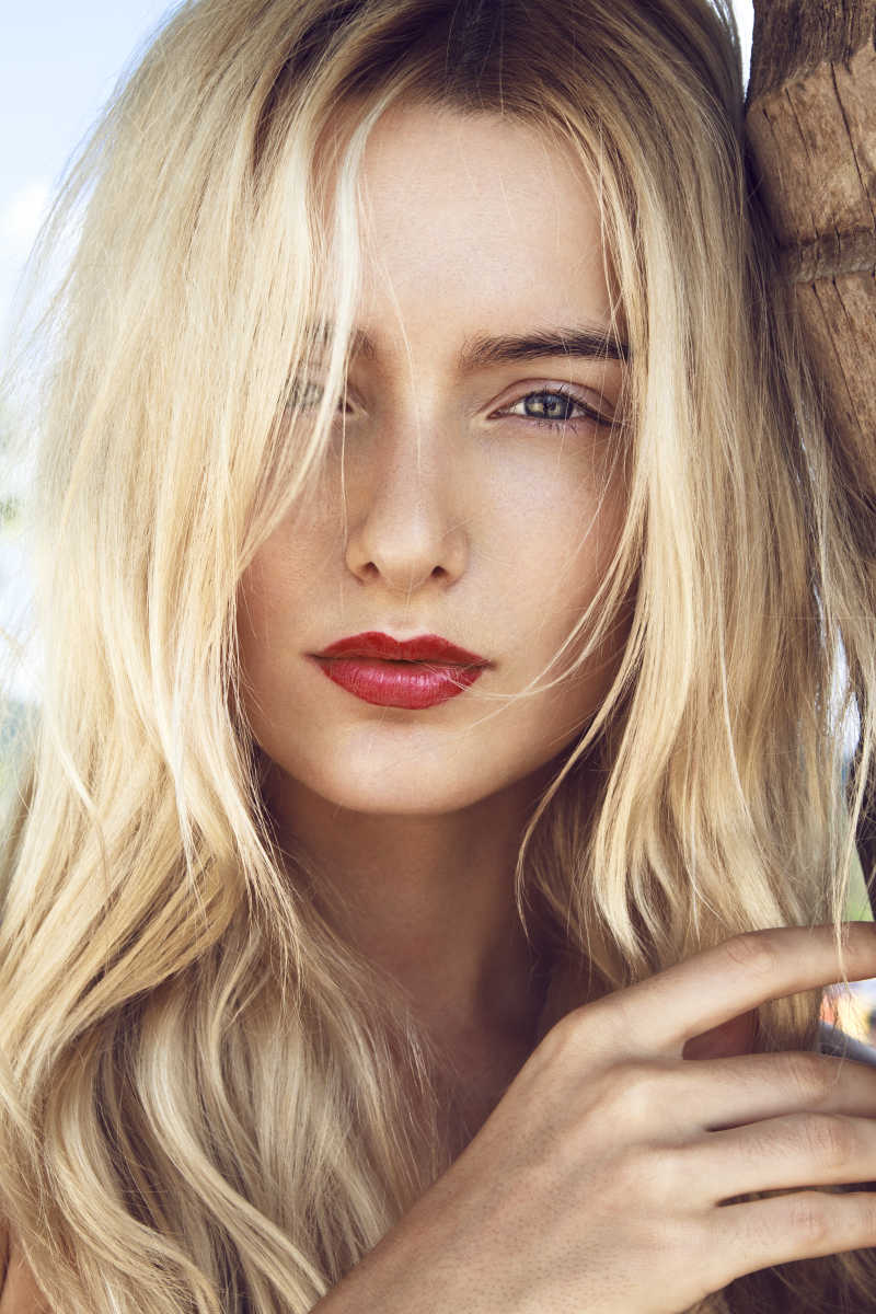 海滩度假的性感美女