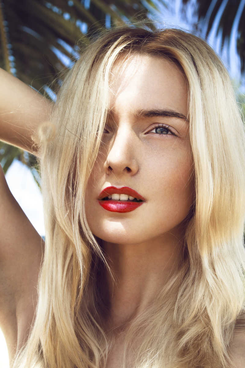 轻轻撩动自己头发的性感女孩