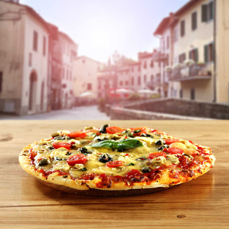 小镇上木桌上美味的披萨