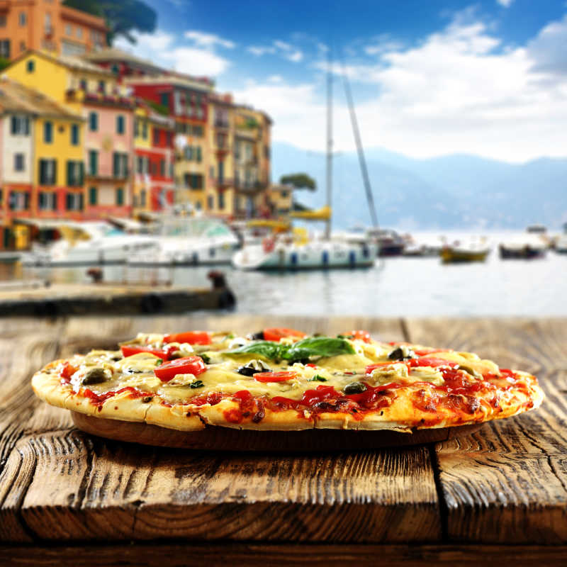 放在木桌上美味的披萨饼