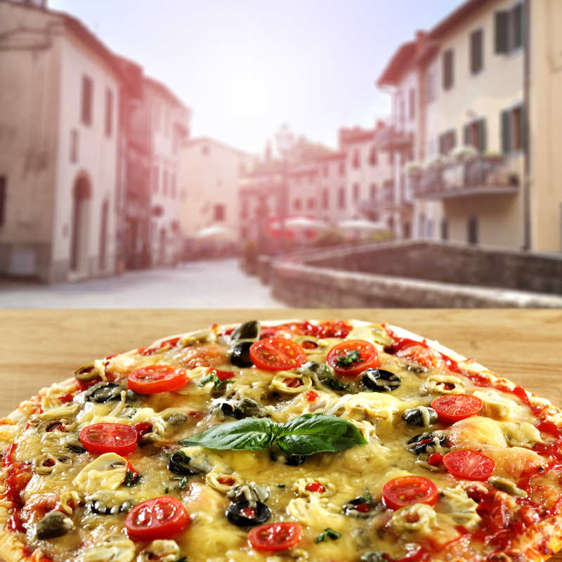 小镇背景下美味的披萨饼