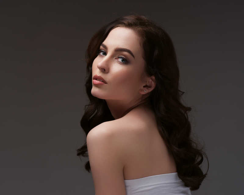 年轻的卷发女子